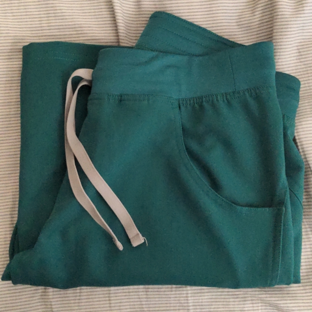 Figs Scrub Set in Hunter Green